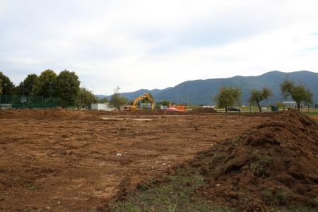 OBNOVA NOGOMETNEGA IGRIŠČA IN TEKAŠKE STEZE PRI OŠ CERKNICA 14 FOTO LJUBO VUKELIČ